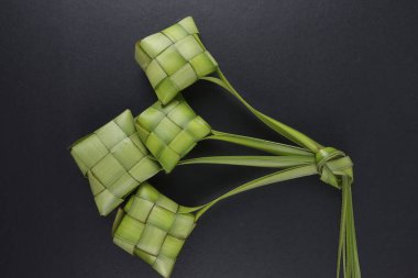 Eid Mubarak kutlama için pirinç hamur tatlısı ve para paket dekorasyon. 