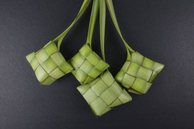 Eid Mubarak kutlama için pirinç hamur tatlısı ve para paket dekorasyon. 