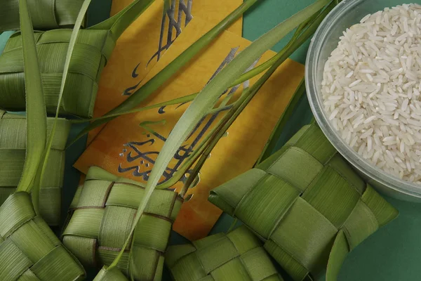 开斋节庆祝的大米饺子和金钱包装饰. — 图库照片