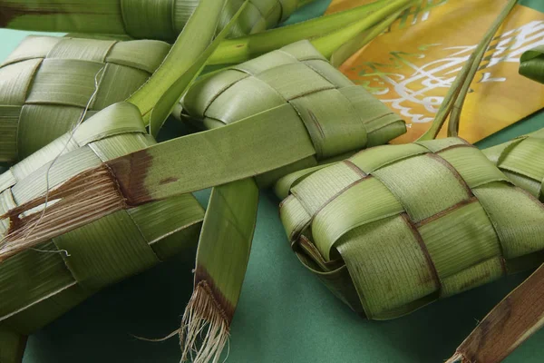 开斋节庆祝的大米饺子和金钱包装饰. — 图库照片