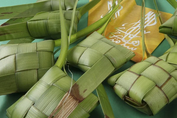 Rice dumpling and money packet decoration for Eid Mubarak celebration. — Stock Photo, Image