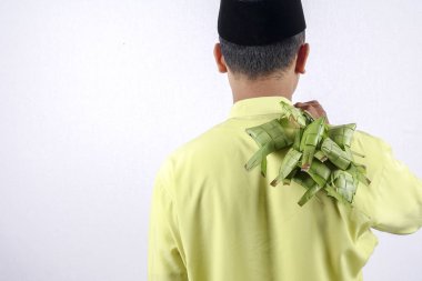 Pirinç hamur tatlısı Eid Mubarak sırasında tutan genç Müslüman Yetişkin.