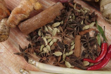 Baharat ve otlar ahşap bir masa üzerinde pişirme karışımı