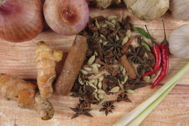 Baharat ve otlar ahşap bir masa üzerinde pişirme karışımı