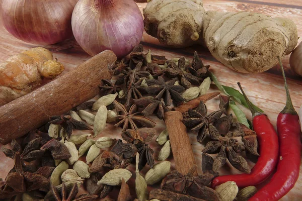 Miscela di spezie da cucina ed erbe aromatiche su un tavolo di legno — Foto Stock