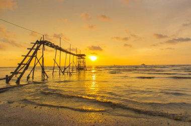 Günbatımı Pantai Remis, Selangor, Malezya yakalanan toplayan. Bulut ve su hareket uzun pozlama etkisi nedeniyle olur. Düşük ışık