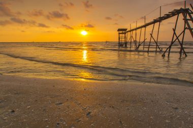 Günbatımı Pantai Remis, Selangor, Malezya yakalanan toplayan. Bulut ve su hareket uzun pozlama etkisi nedeniyle olur. Düşük ışık