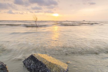 Günbatımı Pantai Remis, Selangor, Malezya yakalanan toplayan. Bulut ve su hareket uzun pozlama etkisi nedeniyle olur. Düşük ışık