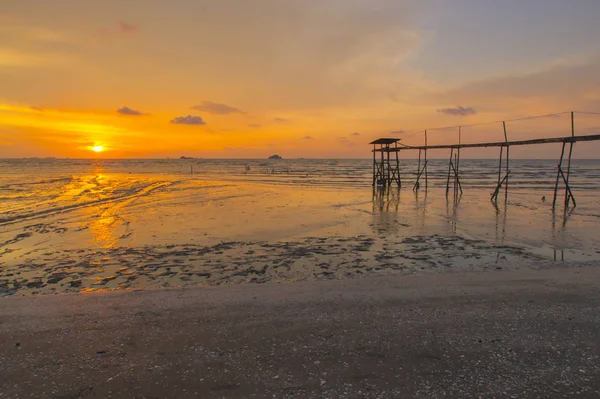 Cenário do pôr do sol capturado em Pantai Remis, Selangor, Malásia. O movimento da nuvem e da água é devido ao efeito de longa exposição. Baixa luz — Fotografia de Stock