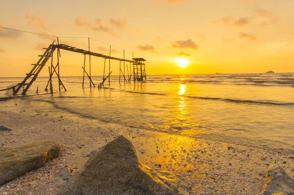 Scenario del tramonto catturato a Pantai Remis, Selangor, Malesia. Il moto della nube e dell'acqua è dovuto a un lungo effetto di esposizione. Bassa luce — Foto Stock