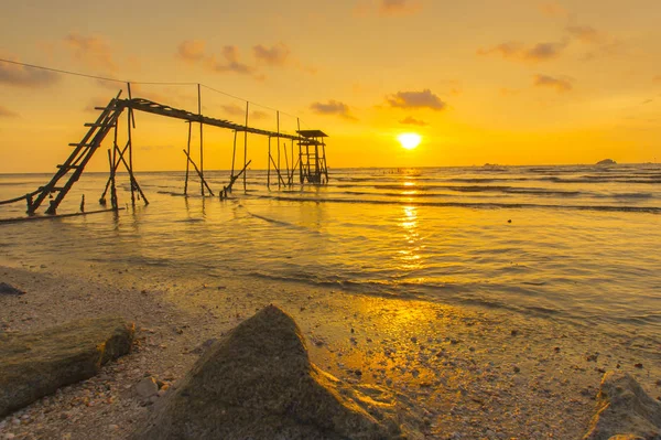 Cenário do pôr do sol capturado em Pantai Remis, Selangor, Malásia. O movimento da nuvem e da água é devido ao efeito de longa exposição. Baixa luz — Fotografia de Stock