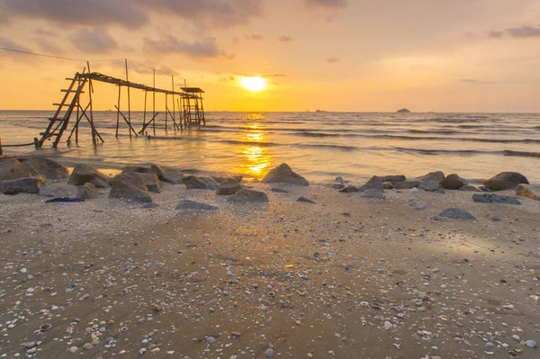 Cenário do pôr do sol capturado em Pantai Remis, Selangor, Malásia. O movimento da nuvem e da água é devido ao efeito de longa exposição. Baixa luz — Fotografia de Stock