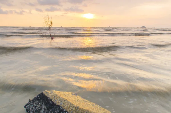 Landschap van zonsondergang gevangen bij Pantai Remis, Selangor, Maleisië. De motie van cloud en water is als gevolg van lange blootstelling effect. Weinig licht — Stockfoto