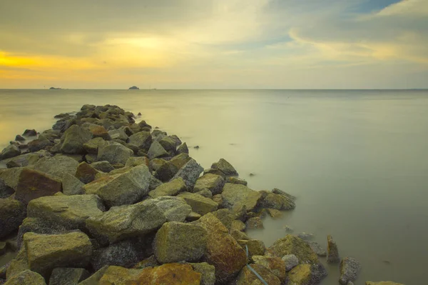 Cenário do pôr do sol capturado em Pantai Remis, Selangor, Malásia. O movimento da nuvem e da água é devido ao efeito de longa exposição. Baixa luz — Fotografia de Stock