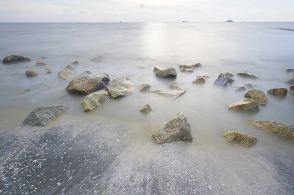 Paisaje de puesta de sol capturado en Pantai Remis, Selangor, Malasia. El movimiento de la nube y el agua se debe al efecto de larga exposición. Baja luz —  Fotos de Stock