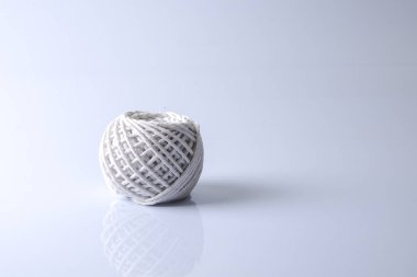 İplik makarası beyazda izole edildi.