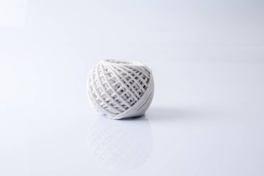 İplik makarası beyazda izole edildi.