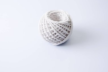 İplik makarası beyazda izole edildi.