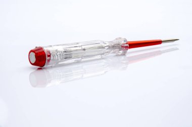 Beyaz arka plan üzerinde izole elektrik tester tornavida. Sanayi