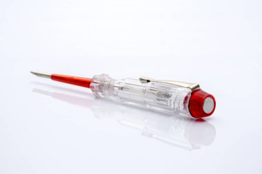 Beyaz arka plan üzerinde izole elektrik tester tornavida. Sanayi