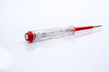 Beyaz arka plan üzerinde izole elektrik tester tornavida. Sanayi