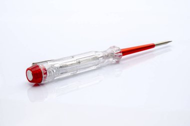 Beyaz arka plan üzerinde izole elektrik tester tornavida. Sanayi