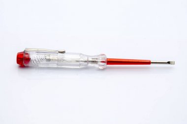 Beyaz arka plan üzerinde izole elektrik tester tornavida. Sanayi