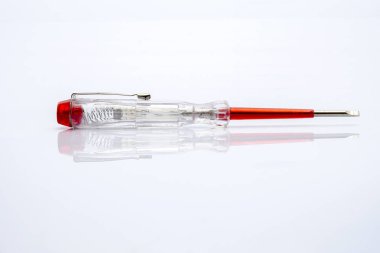 Beyaz arka plan üzerinde izole elektrik tester tornavida. Sanayi