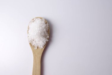 Bir tahta kaşık içinde deniz tuzu. Defne tuz olarak da adlandırılır veya güneş tuz, yemek ve kozmetik kullanılır. Kaba taneli mineral kristalleri.