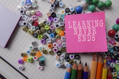 Okul Kırtasiye çerçeveleme okul ve ofis için. Eğitim kavramı