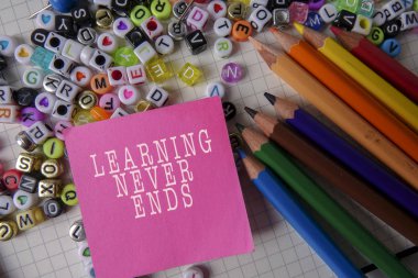 Okul Kırtasiye çerçeveleme okul ve ofis için. Eğitim kavramı