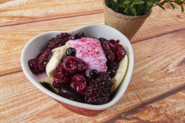 Yaban mersini, ahşap masa üzerinde chery ile dondurma kaşık toz.