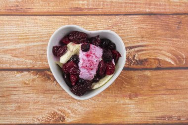 Yaban mersini, ahşap masa üzerinde chery ile dondurma kaşık toz.