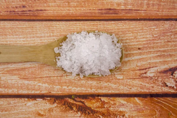 나무로 숟가락에 소금입니다 라고도 요리와 화장품에 됩니다 미네랄의 나뭇결된 — 스톡 사진