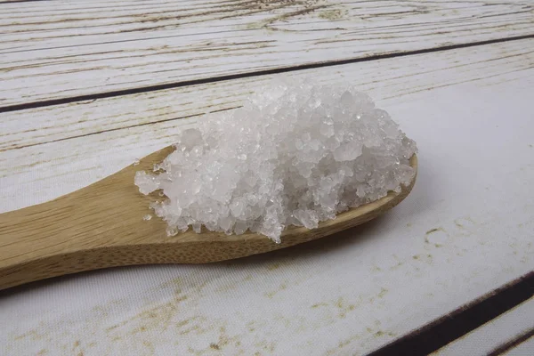 木のスプーンで海の塩 浦塩とも呼ばれる料理や化粧品で 天日塩を使用するか 鉱物の粒状の水晶原石 — ストック写真