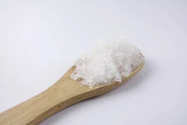 木勺中的海盐 也被称为海湾盐或太阳能盐 用于烹饪和化妆品 粗粒晶体的矿物 — 图库照片