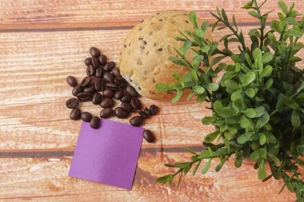 Concepto de desayuno por la mañana con café, bollo, notas postales sobre fondo de madera . — Foto de Stock