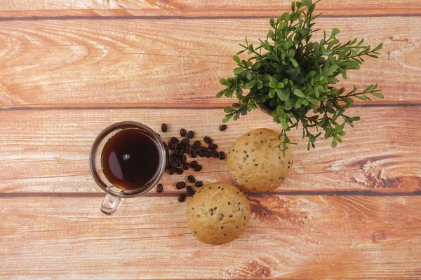 Frühstückskonzept mit Kaffee, Brötchen, Notizen auf Holzuntergrund. — Stockfoto