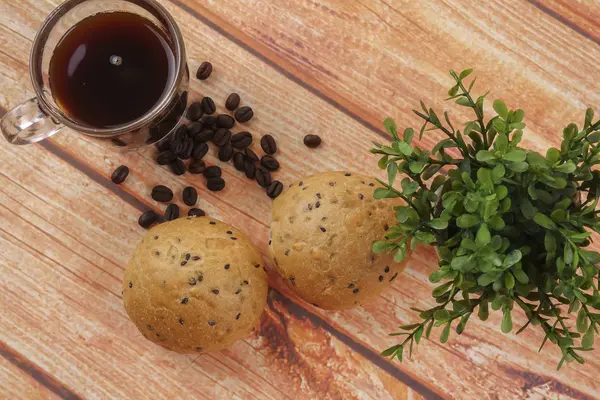 Mattina concetto di colazione con caffè, panino, posta note su sfondo di legno . — Foto Stock