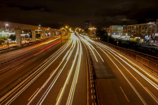 Kuala lumpur, 22. januar 2017. leichte spuren auf der autobahn bei untergang, lange belichtung, städtischer hintergrund mit sonne und dunklem himmel. verschwommene Bewegungs- und Geräuscheffekte. — Stockfoto