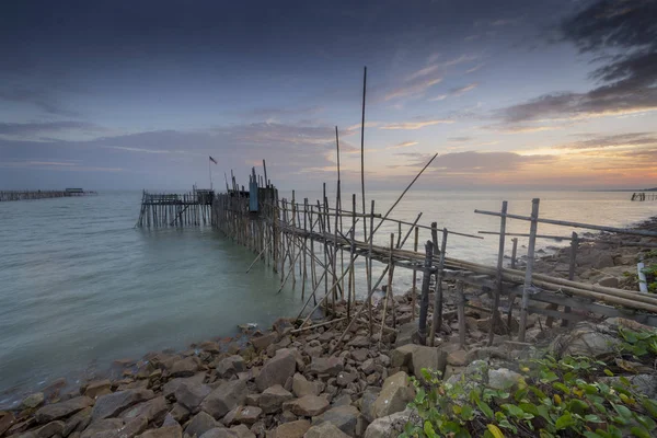 Um molhe de pescadores com pôr do sol na Malásia — Fotografia de Stock