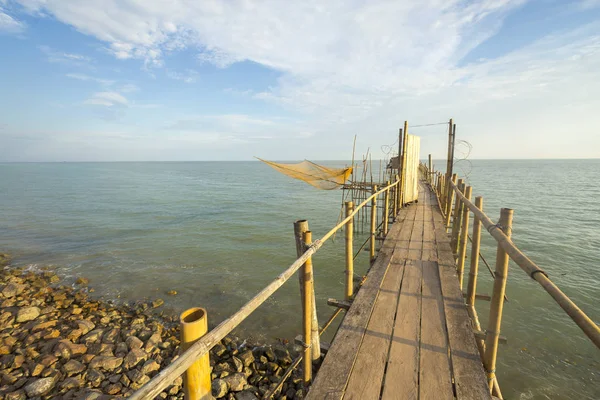 Um molhe de pescadores com pôr do sol na Malásia — Fotografia de Stock