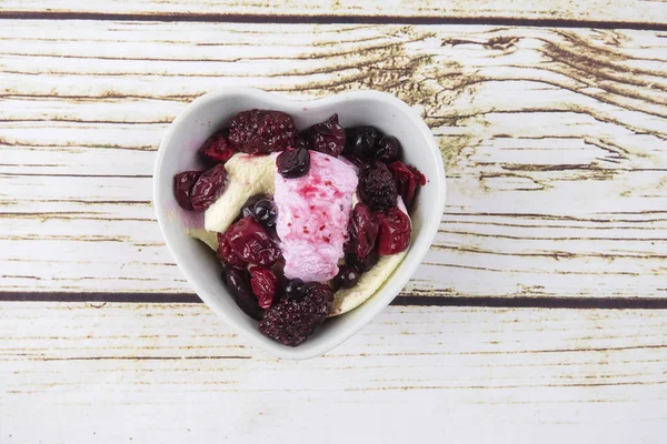 Yaban mersini, ahşap masa üzerinde chery ile dondurma kaşık toz.