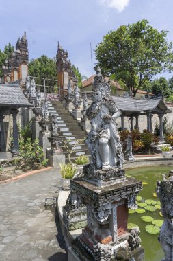 Bali, Endonezya, Nisan 2016 yaklaşık. geleneksel temple Lempuyang Agung üzerinde arka plan - Bali Adası sembolü bağlayın. Kültür ve mimari Asya insan, Endonezya dili ve Bali dili manzaralar