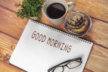 İş kavramı basit Kahvaltı, kahve ve kruvasan not defteri, gözlük ve yeşil bitki. Kopya alanı.