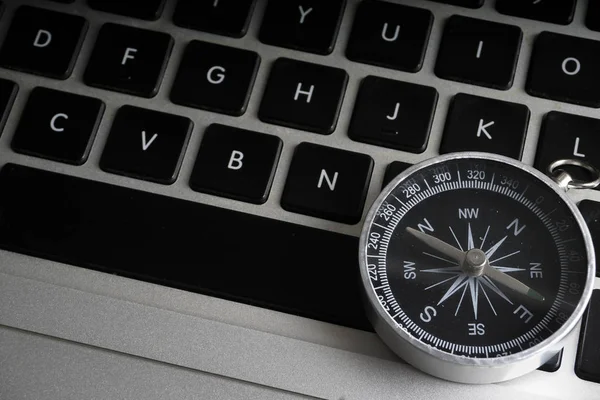 Kompas na černou klávesnicí s plánováním, strategické koncepční text. nízké světlo — Stock fotografie
