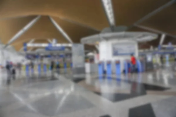 Pessoas no aeroporto terminal borrão fundo com luz bokeh . — Fotografia de Stock