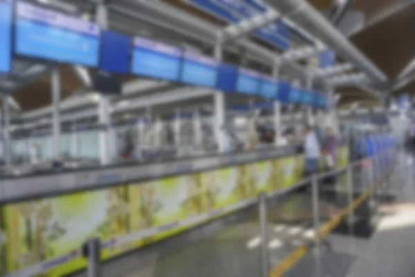 People at airport terminal blur background with bokeh light. — Stock Photo, Image