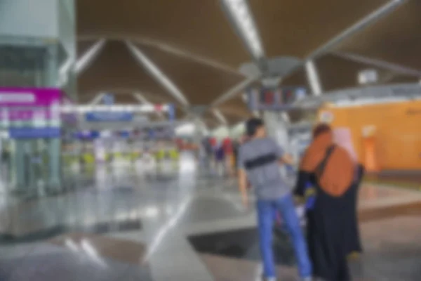 Personer på flygplatsterminalen sudda bakgrunden med bokeh ljus. — Stockfoto