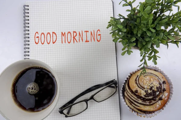 Conceito de negócio de café da manhã simples, café e croissant com almofada de notas, óculos e planta verde. Espaço de cópia . — Fotografia de Stock